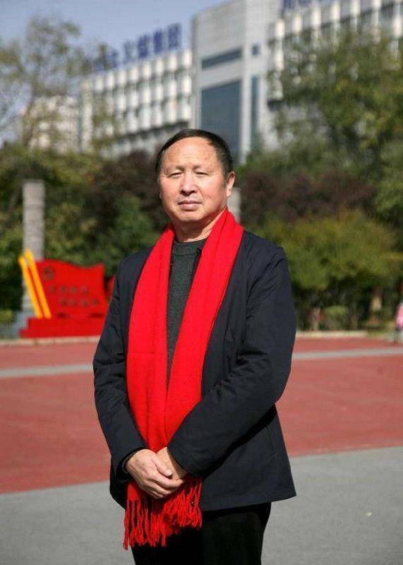 驻足欣赏书法"怪才"张超军的一幅幅毛体书法作品,如