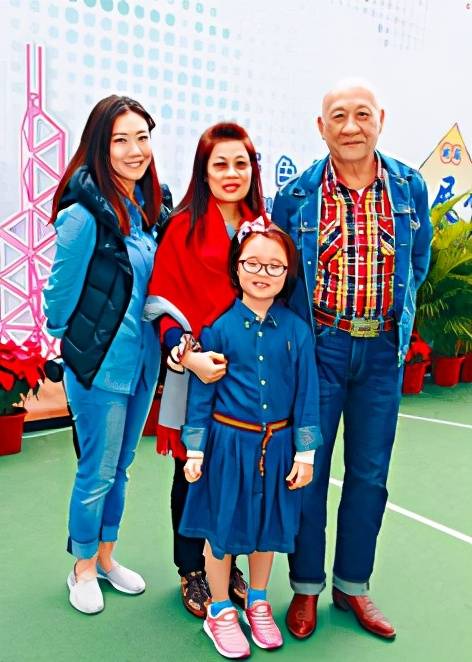 原创74岁李家鼎曝庆生照与前妻合体三代同堂现场未见60岁女友