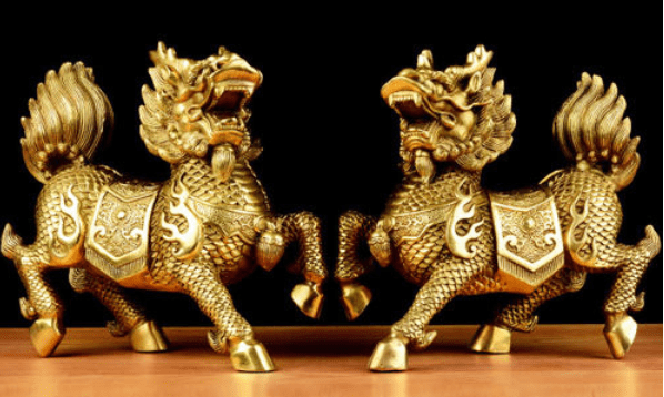 麟为雌,龙头,鹿角,狮眼,虎背,熊腰,蛇鳞,马蹄,猪尾于一身,是吉祥如意