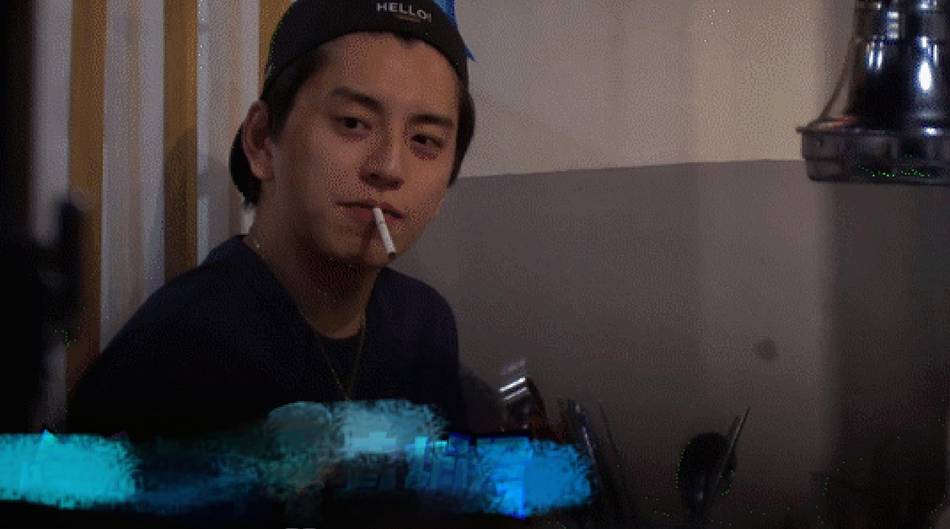 王大陆疑似在室内抽烟 霸气点烟动作娴熟自然