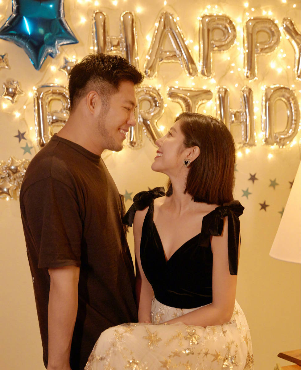 今年3月,赵奕欢在个人社交平台上高调官宣与李伯恩恋爱,同时还晒出