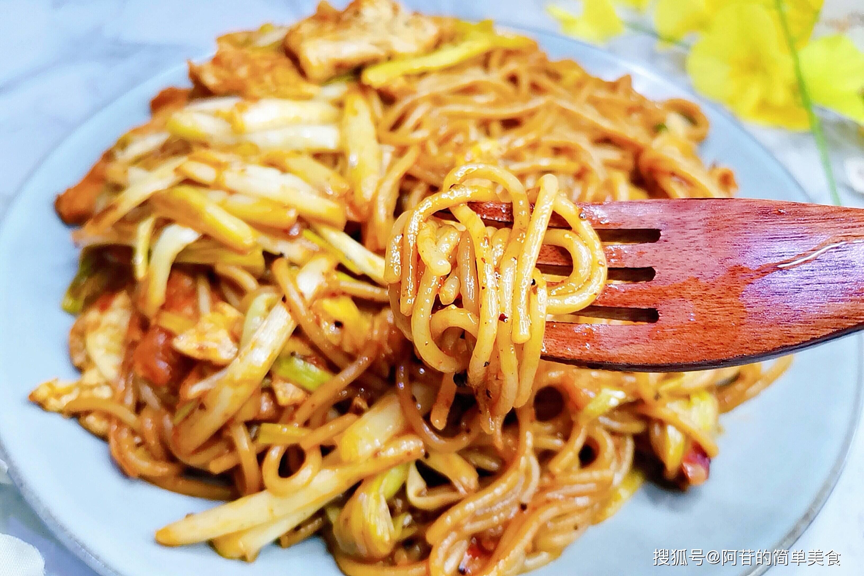 尝试用蒜黄炒意大利面,硬要加入黑椒酱,还好味道很不错_手机搜狐网