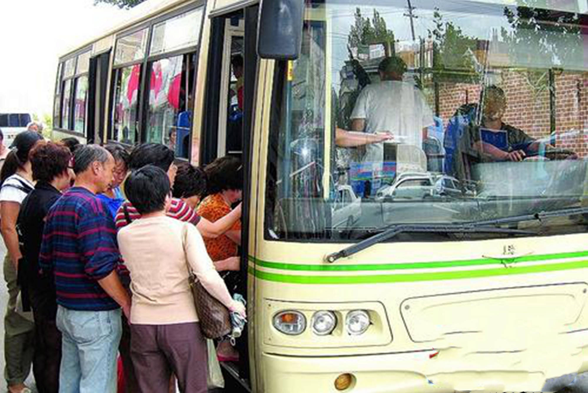 公交车上,"假孕妈"被老人嘲讽,哭着拿出一张纸,众人哑口无言