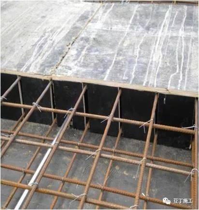 为防止筏板砼灰浆从下层钢筋网片下渗入后浇带内,应待细石