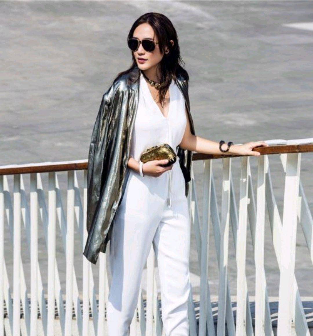 应采儿的衣品太好穿白色连衣配高跟鞋这气场一点都不输给超模