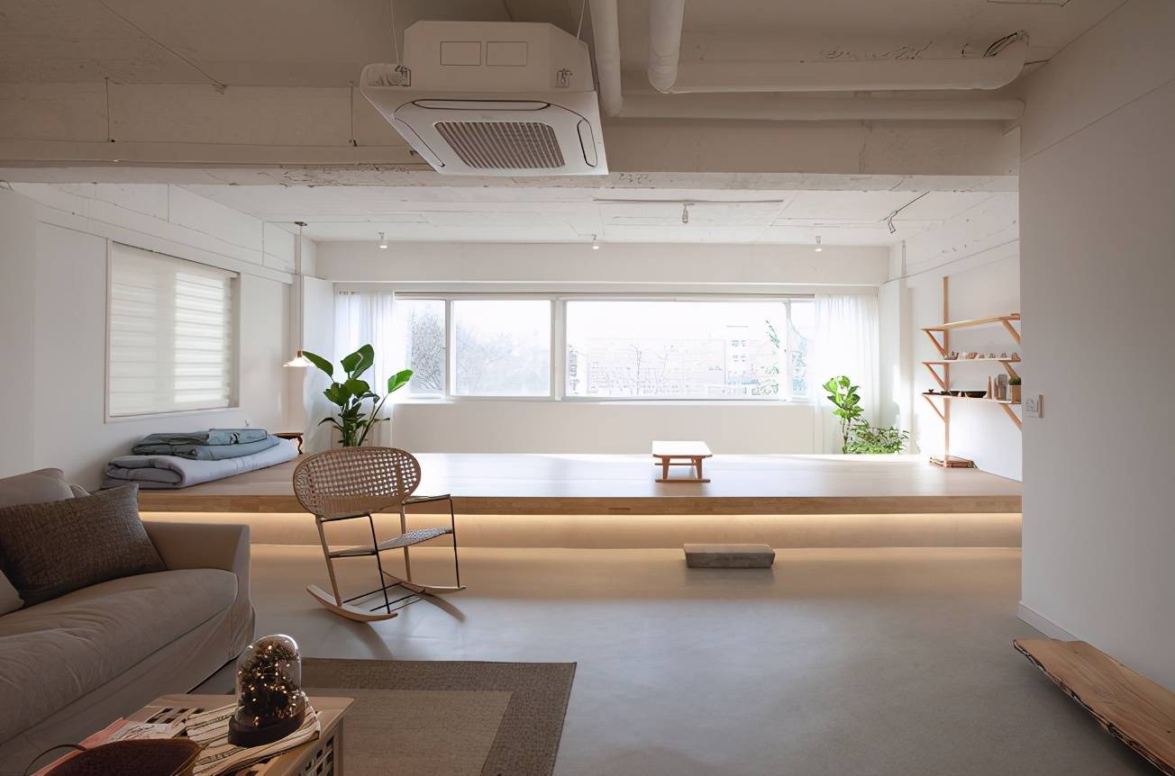 她家的阳台不装门架空木板搭休闲台客人来了还能当床睡