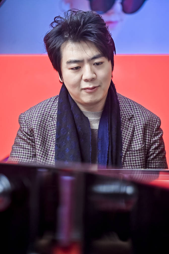 郎朗与娇妻合奏钢琴曲 吉娜怀孕6个月腰身纤细依旧