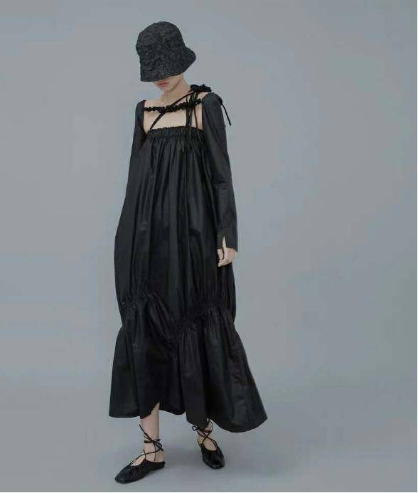 暗黑系搭配才是今年的"王牌"穿搭,个性又显瘦,甜酷女孩必备_手机搜狐