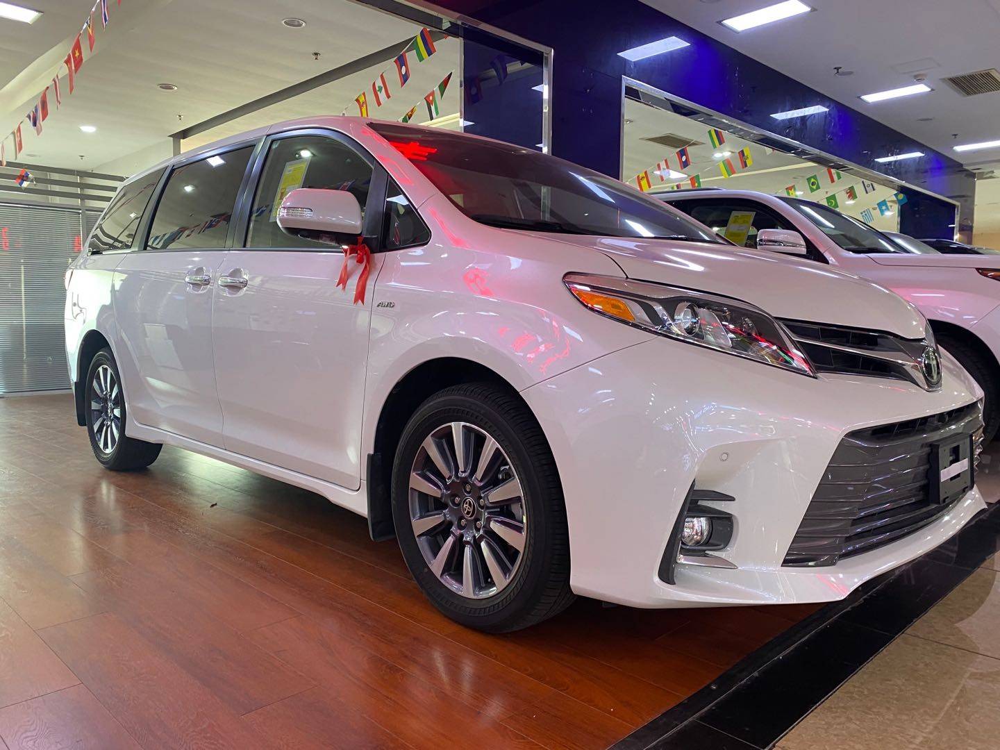 丰田塞纳20新款现车豪促天津热销时尚气息