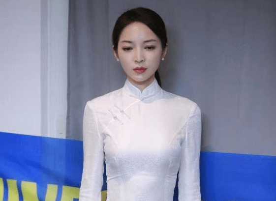 王钟瑶旗袍上身很美!绝对称得上最美台球裁判,身材姣好引热议