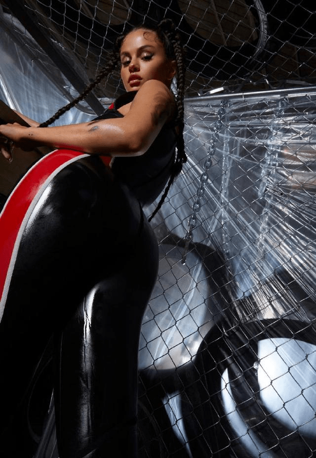 比如尝试脏辫与黑色连体胶衣的造型,的确够突破,但被看做模仿卡戴珊