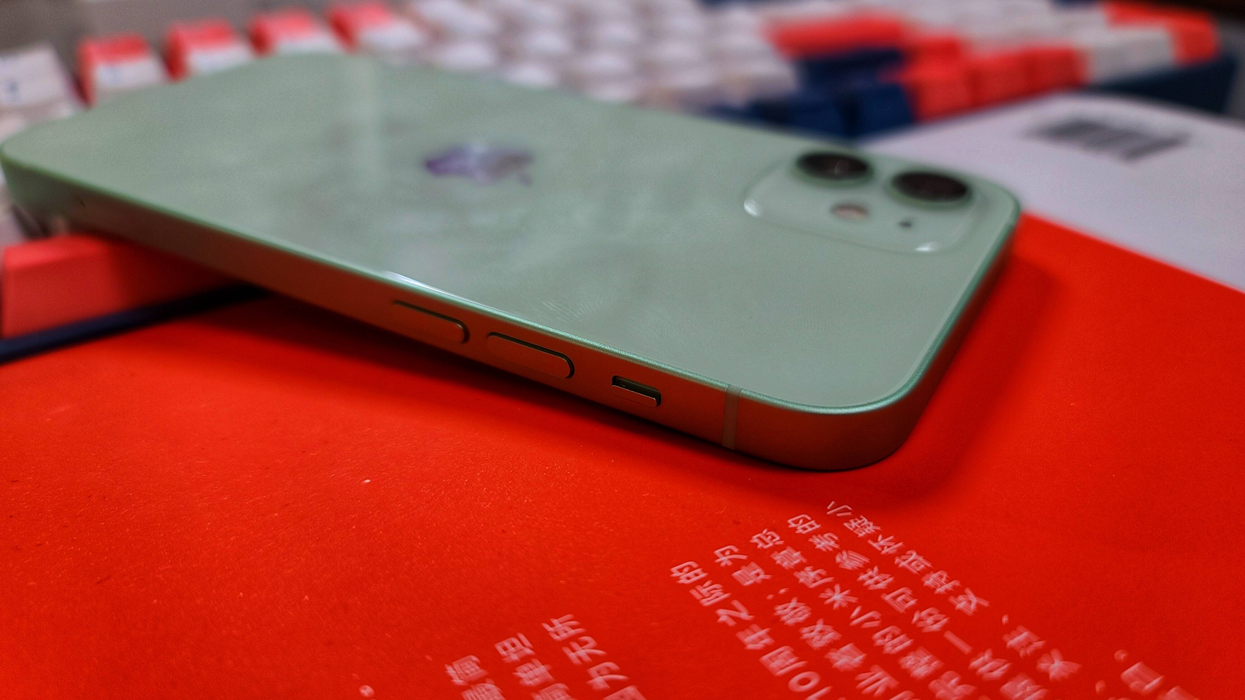 绿色iphone12果然好看黑边不宽想起了iphone4s