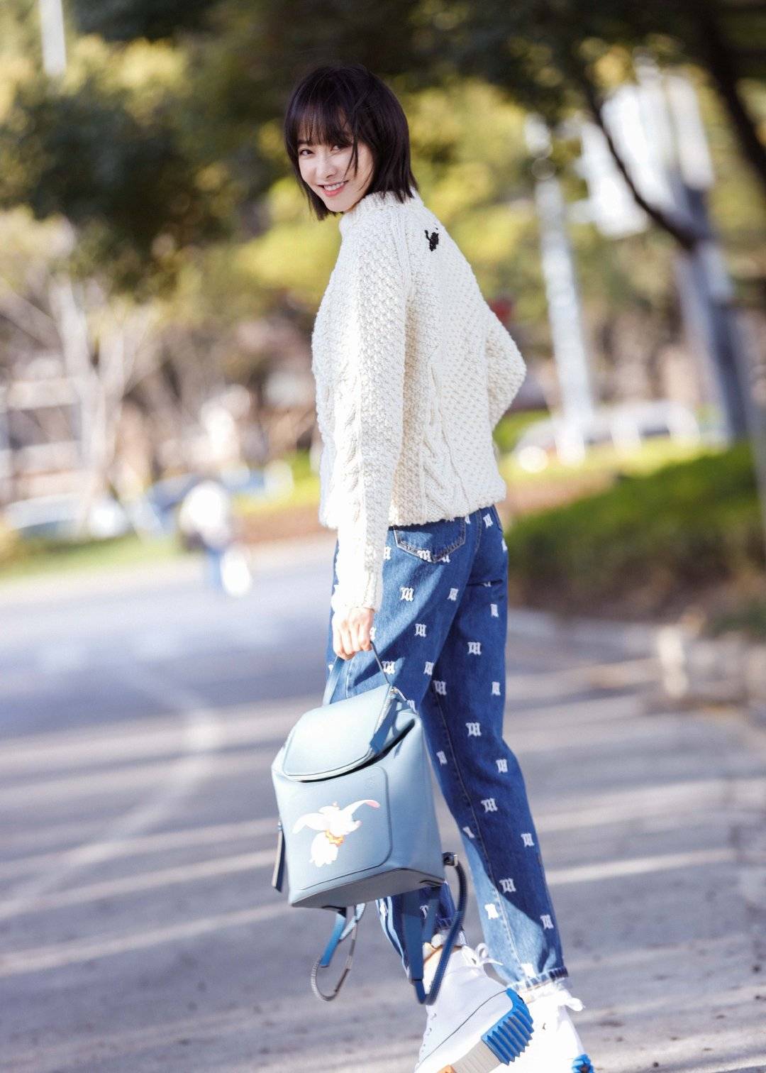 宋茜一身嫩绿色香奈儿配马丁靴甜美青春她可甜可盐的穿搭真时髦