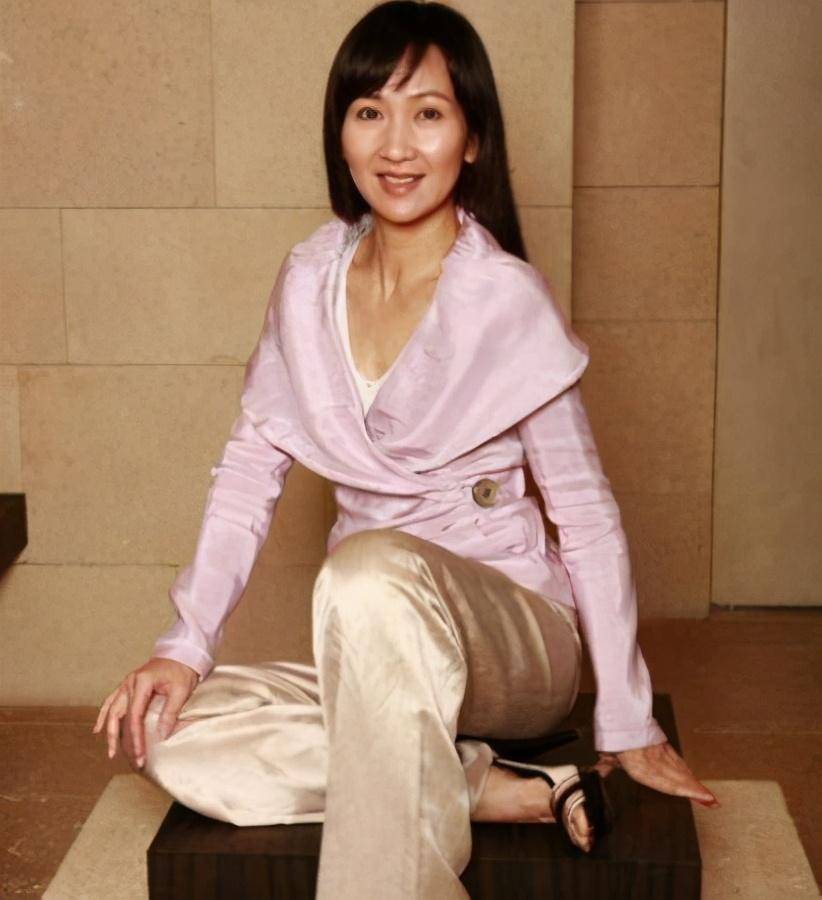 62岁陈美琪好优雅阔太,祖母绿旗袍搭珍珠端庄高贵,盘发真精致_气质