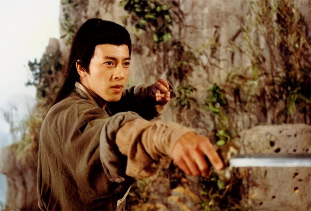 重温《笑傲江湖》:任盈盈惊艳了时代,小尼姑让人"意难平"_金庸