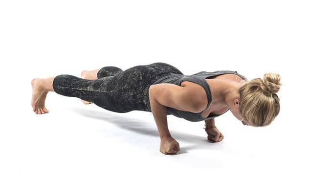 使其更加剧烈:弯曲肘部以保持较低的姿势(又称chaturanga).