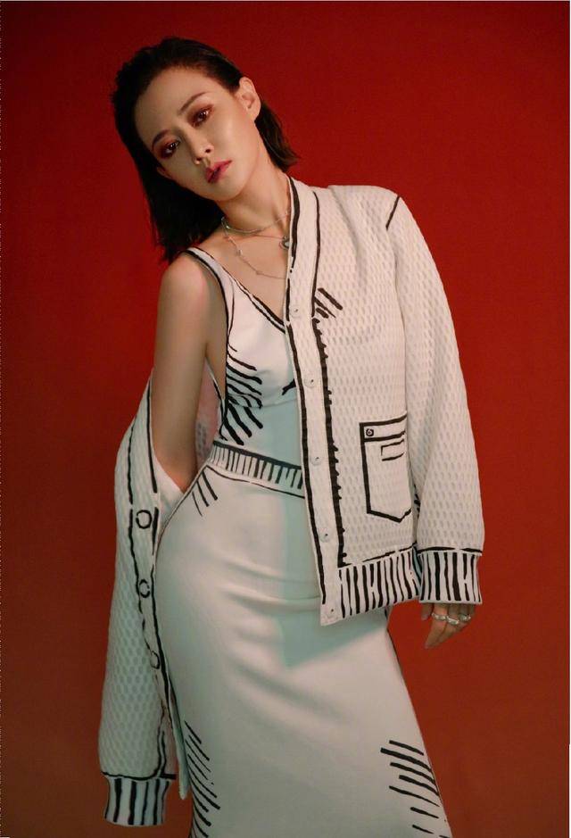 谭薇也是一个非常漂亮的女演员,她也有自己的服装风格,每一套都很nice