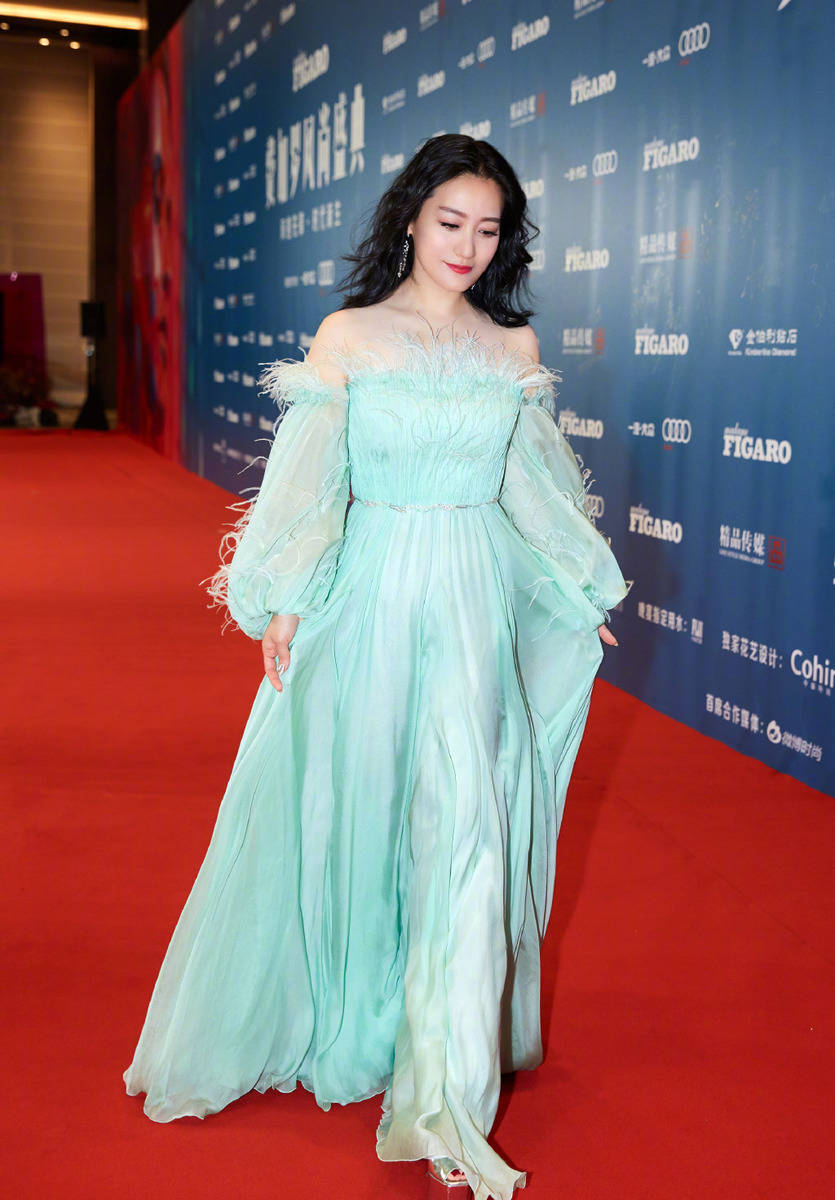 谭晶平时真挺放得开的穿短裙配上框架眼镜与朱时茂同框挺抢镜