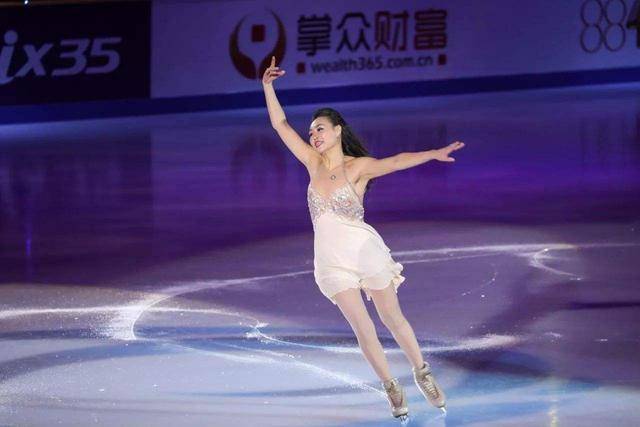 她被称为冰上仙子,退役嫁大12岁外国男人,现44岁被丈夫宠爱有加_陈露