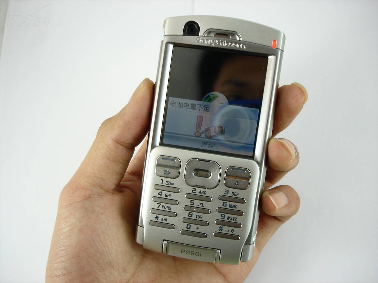 2006年,索尼爱立信p990正式发布,作为索爱商务系列手机的旗舰级产品