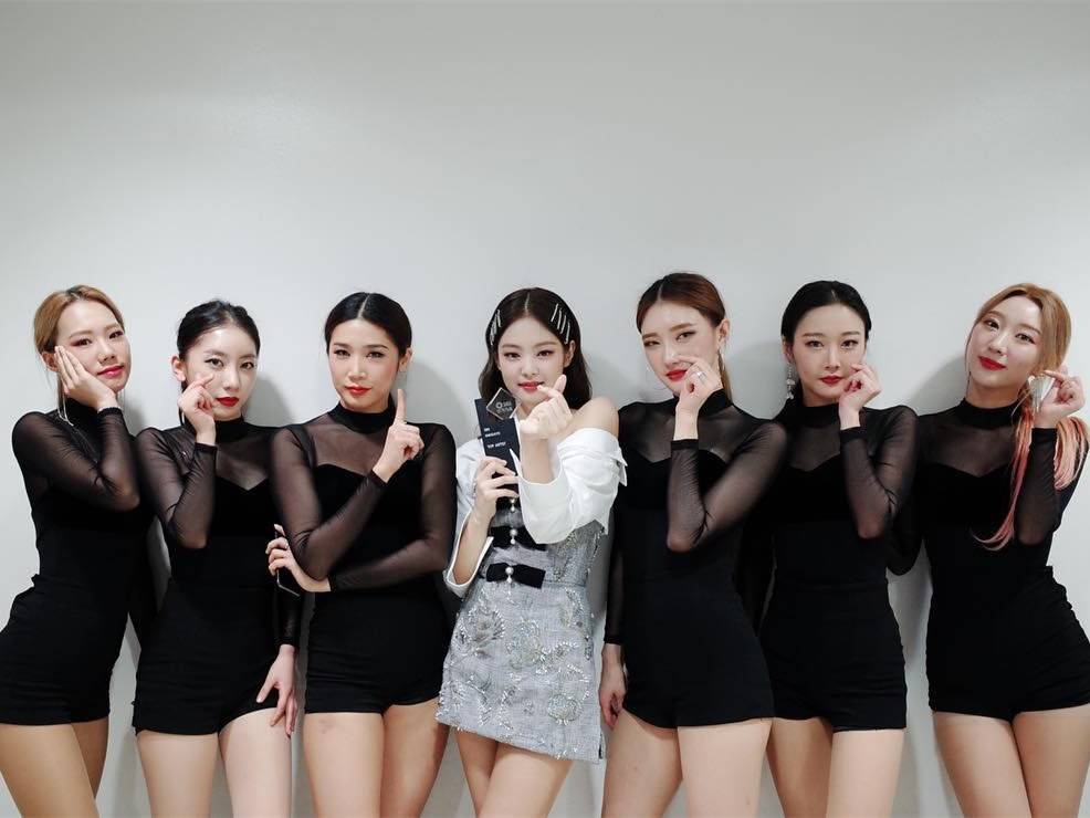 jennie金智妮舞台造型,抹胸裙里塞衬衫,美成芭比娃娃!