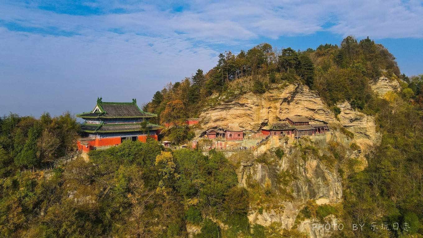 悬崖绝壁上的武当山宫殿古代画家笔下的仙山琼阁入选世界遗产