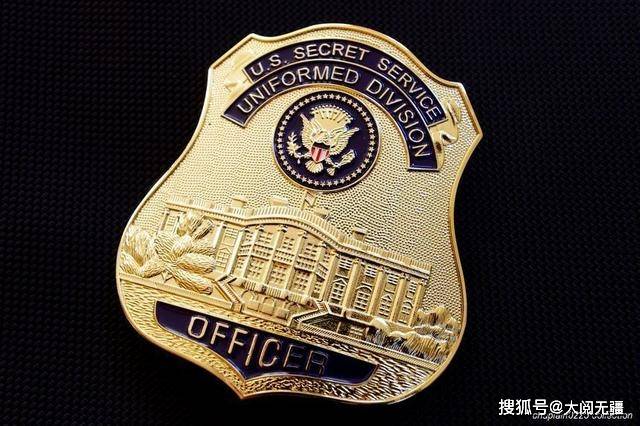 特勤局成立的一百多年间,其警官金属徽章外观和形状被数次改动,上图是