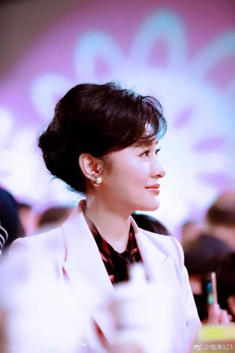 央视第一美女51岁高调复出,34岁离婚36岁嫁入豪门,依旧美得发光_周涛