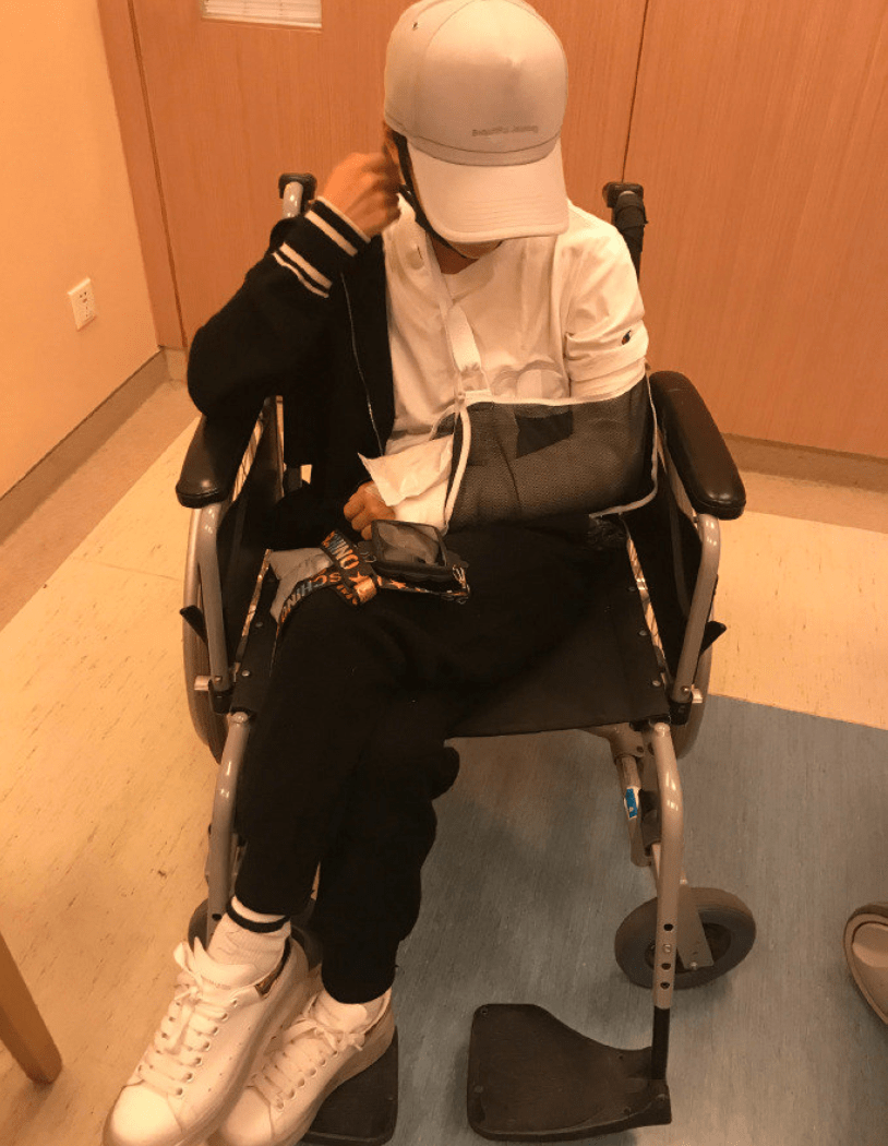 吴京发文透露谢楠桡骨粉碎性骨折坐轮椅显憔悴