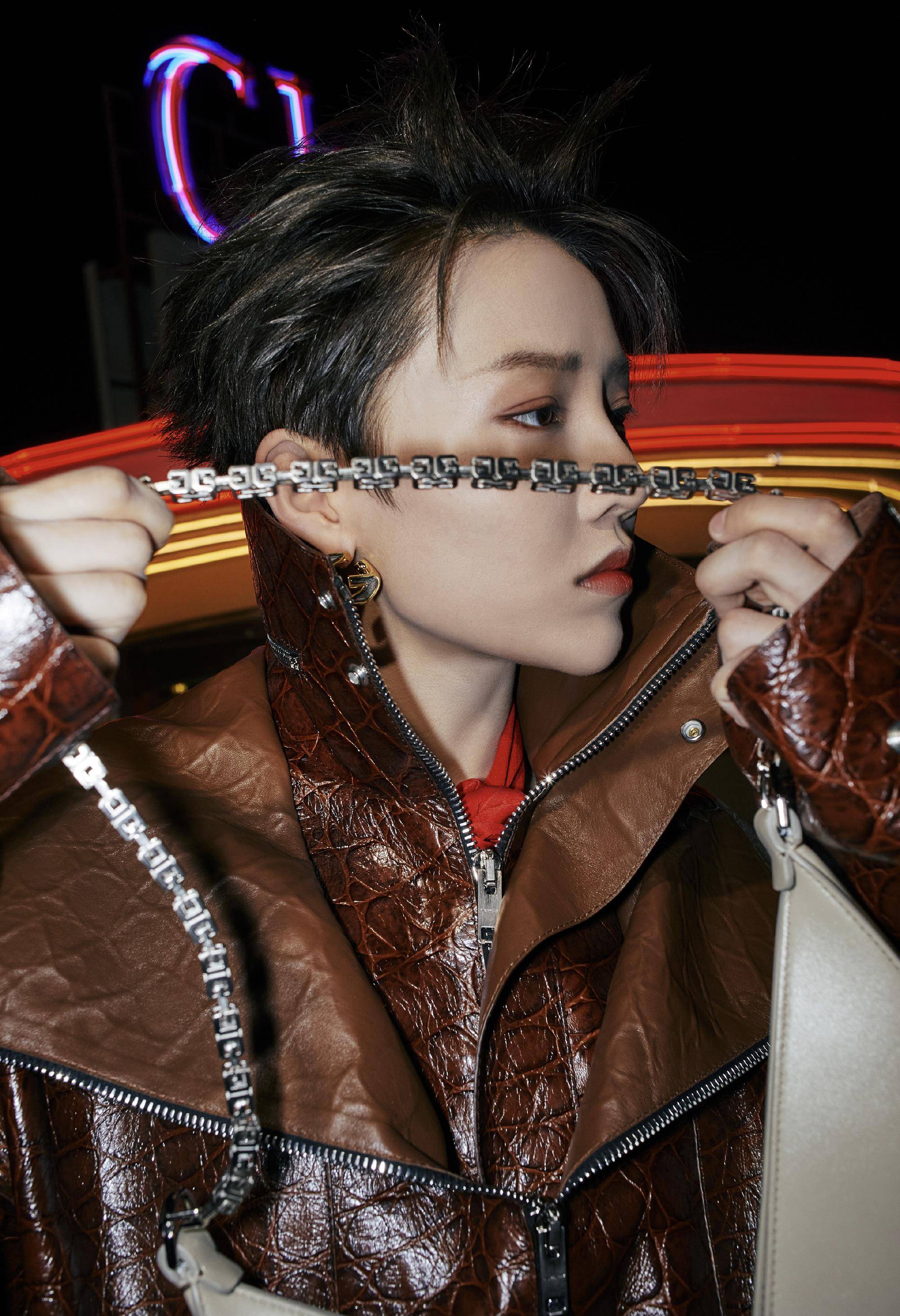 刘雨昕综艺路透照,黑色卫衣上呆萌小猪抢眼,短发耳环依旧干练