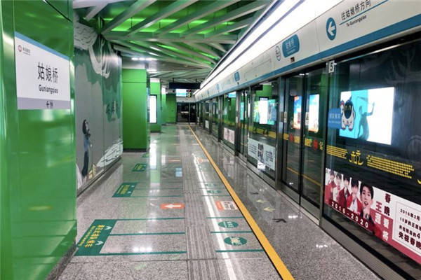 20岁王源直播宠粉,易烊千玺王俊凯卡点为其庆生,重回地下通道唱旋木