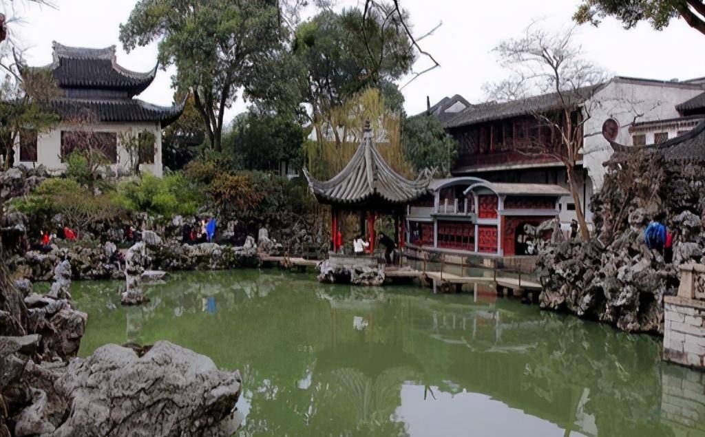 擁有眾多知名景點,比如聽濤亭,立雪堂,臥雲室,見山樓,飛瀑亭等等,該