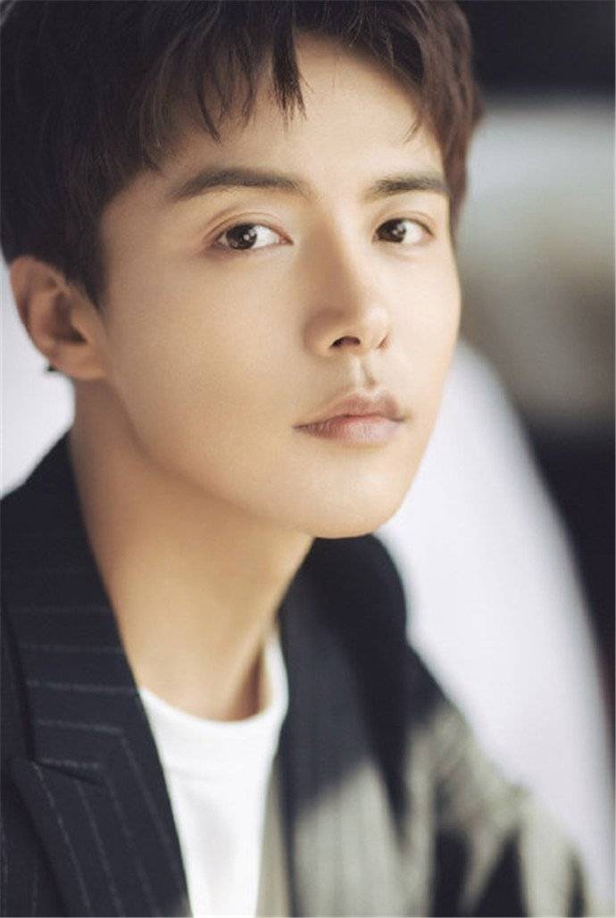 演员马天宇,在《石头开花》中饰演的是扶贫扶志的年青干部戴志强,作为