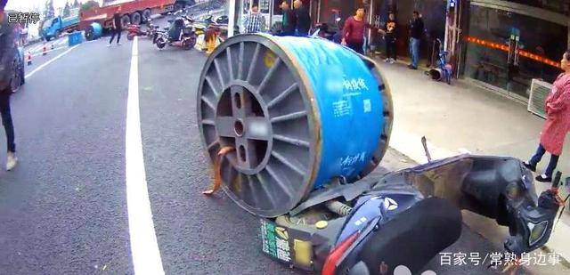 张家港街头危险一幕固定不牢10多个超1吨钢绞线街头狂奔