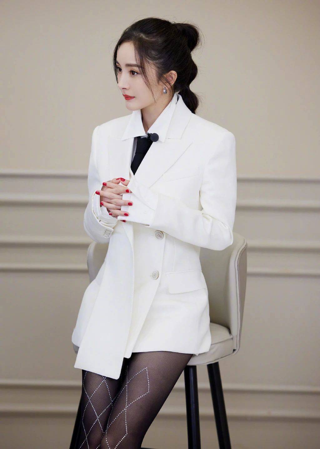 杨幂壁纸第75期幂幂白色廓形衬衣搭配闪钻丝袜又美又有型