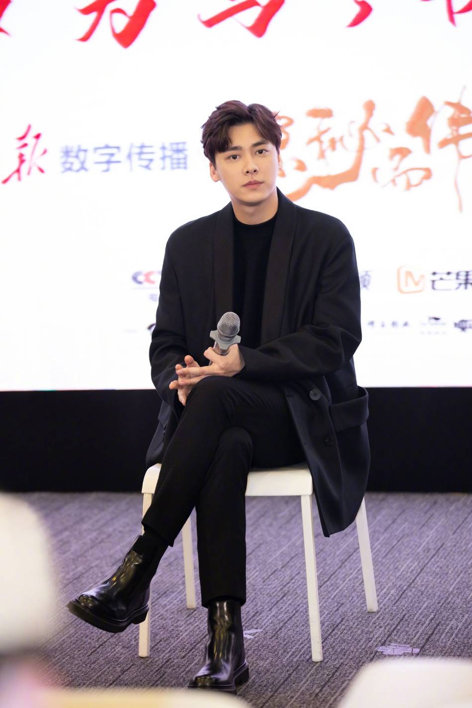 李易峰穿黑色西装简洁帅气 自曝想有一个开心完美的家庭