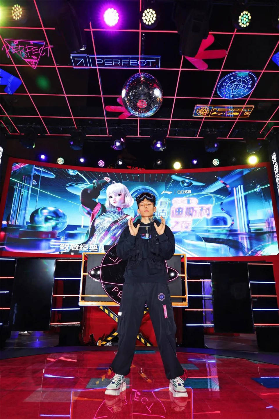 会蹦迪的快闪店丨李宁 x qq炫舞"致敬经典,星舞未来"_手机搜狐网