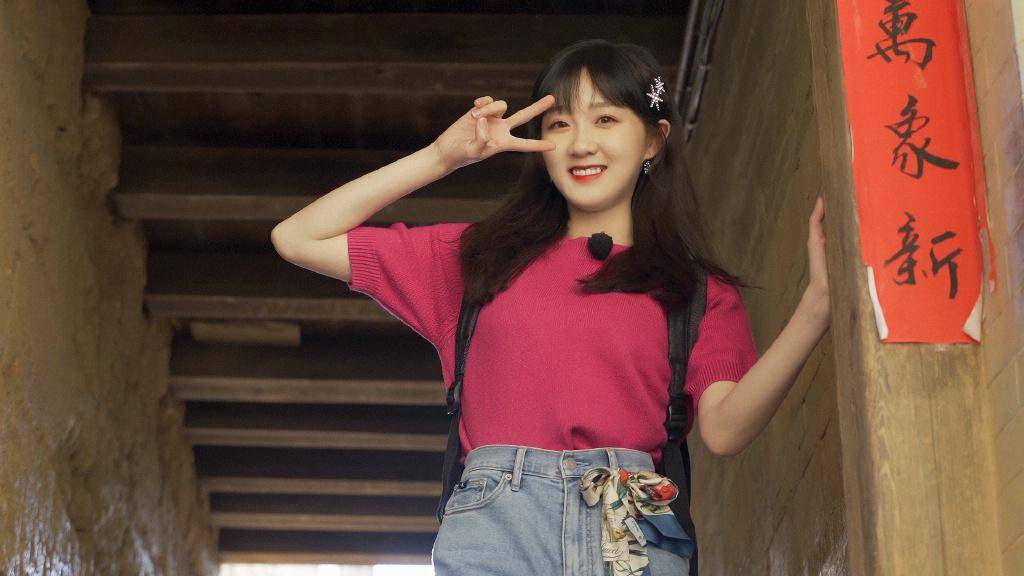 李子璇裙子里面套牛仔裤,都穿得甜美可人,香肩微露更是加分