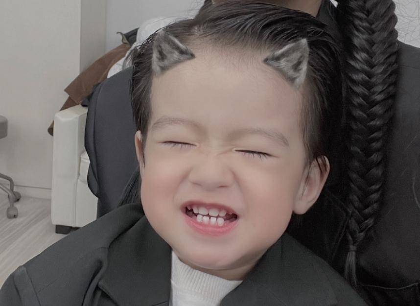 为啥说麦迪娜儿子是睫毛精翻看他五官长开的生活照明白了