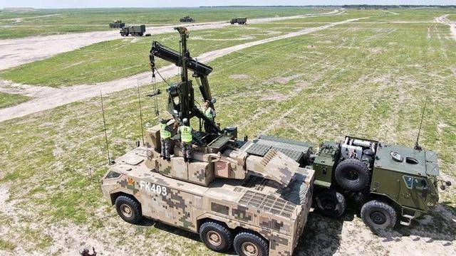 作为红旗-17a防空导弹装填车的sx2306(8x8)