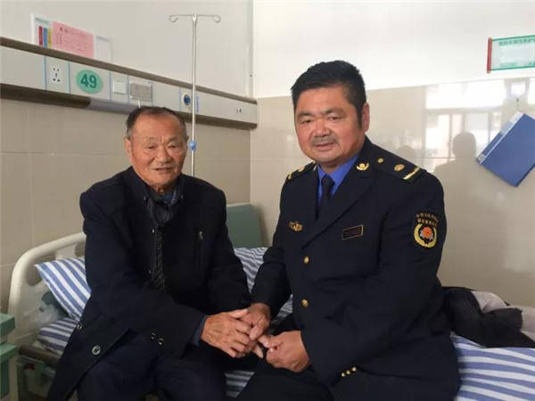 最美城管曹爱平三十八年如一日照顾孤寡老人