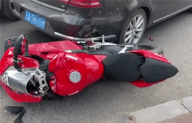 大众车和杜卡迪撞了,车损5位数,细看这四轮还没两轮贵_手机搜狐网