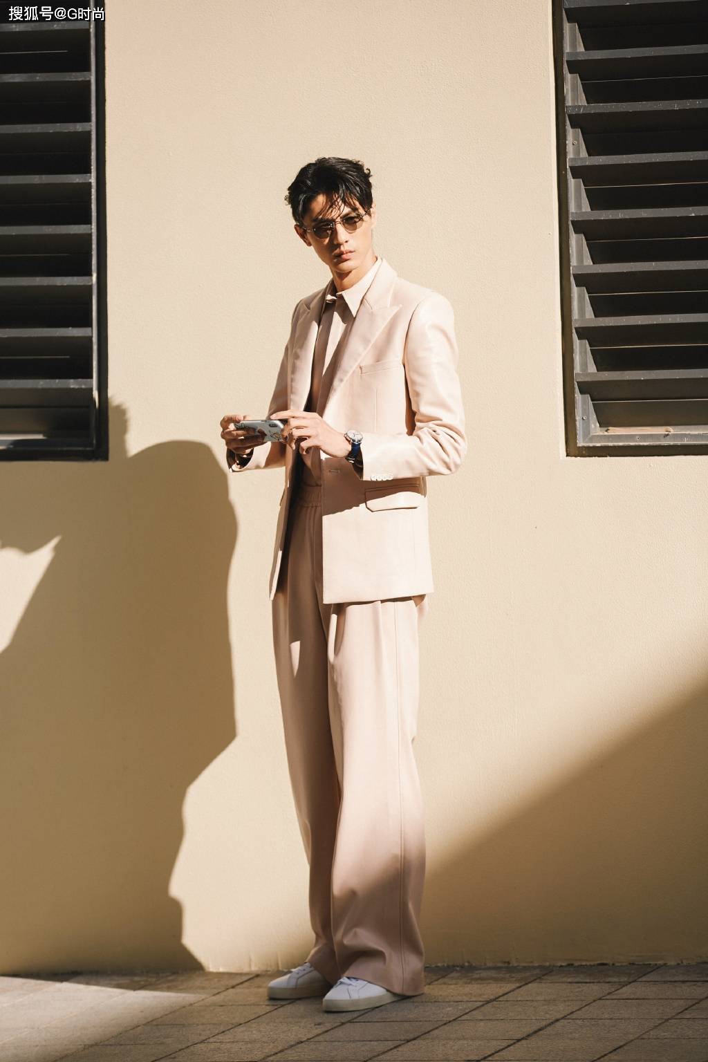 刘畅身穿浅色简约西装搭配时尚腕表 精英型男质感