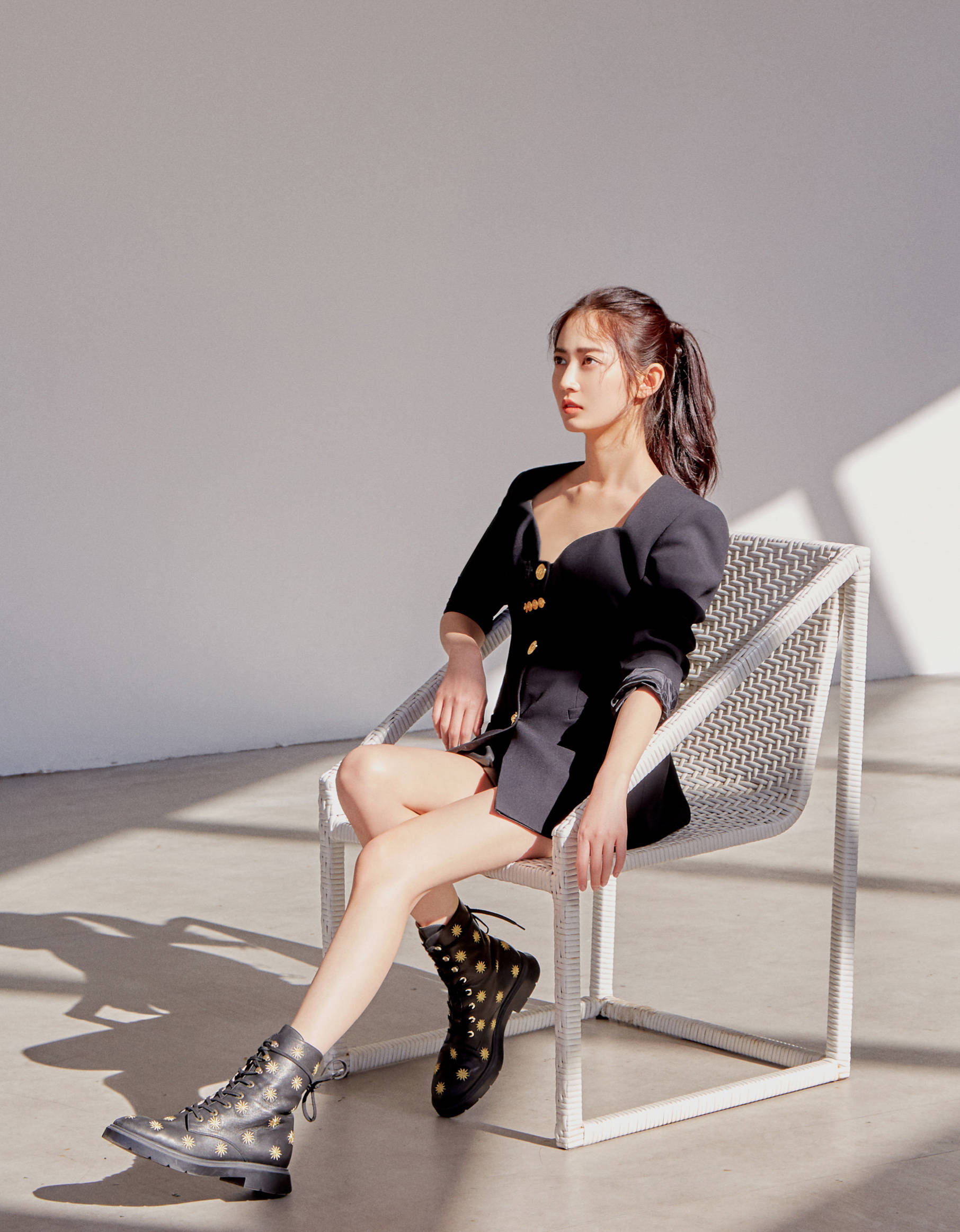 陈钰琪真有明星范,穿工装连体裤长发披肩,一颦一笑都潇洒帅气