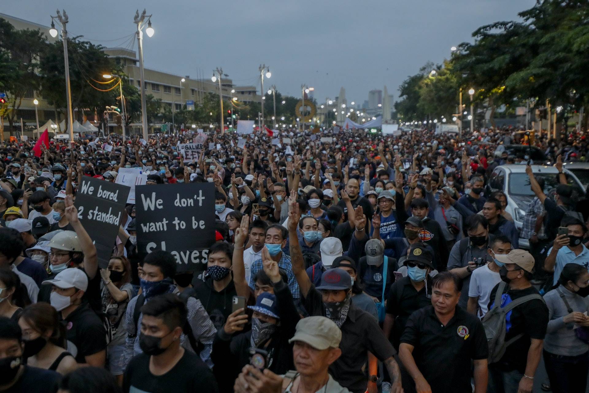 泰国示威者一人一信要求改革王室警以水炮驱散