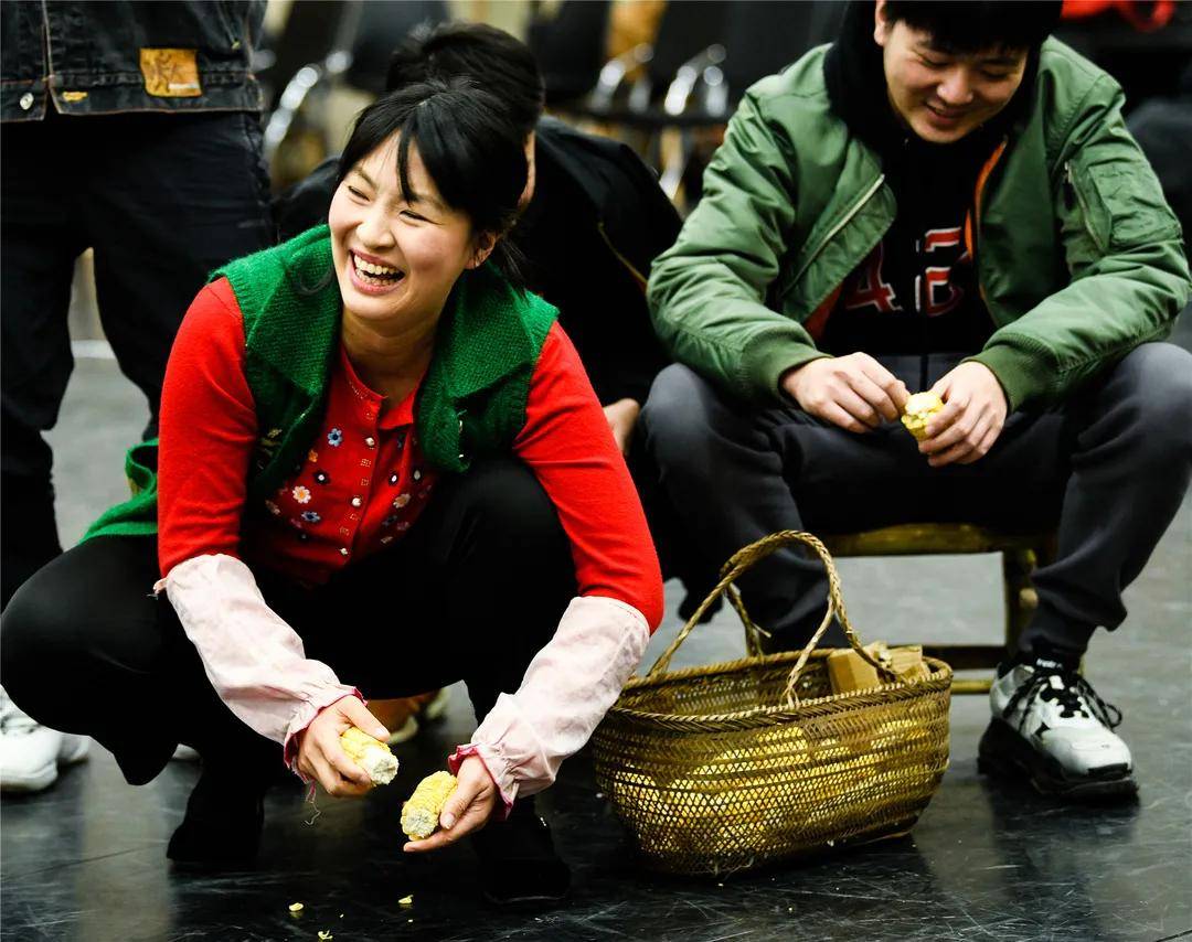 全组上下更是拧成一股绳,立志用脱贫攻坚的精神打造一部讲述脱贫攻坚