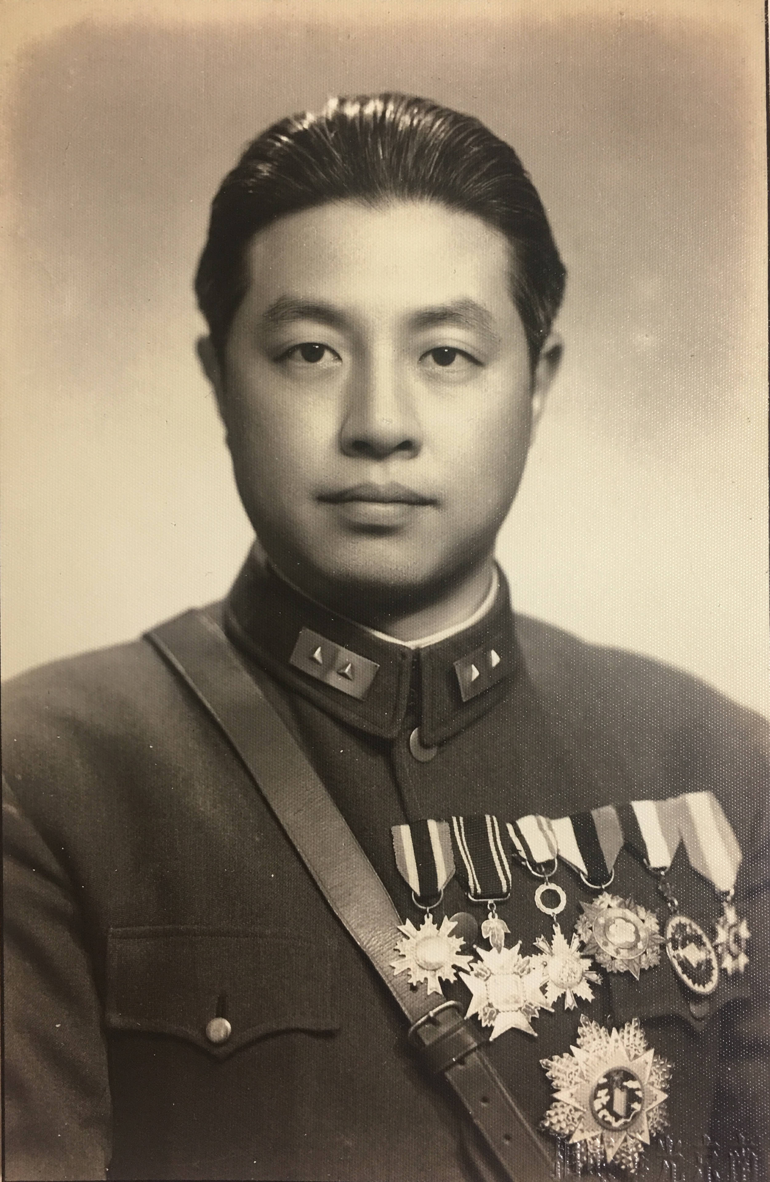 此人毕业于黄埔军校,身居国防次长,孙女是大明星,如今家喻户晓