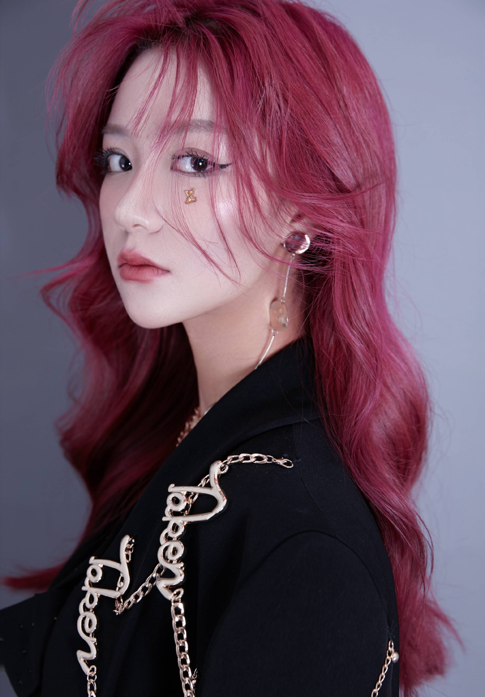 不过这次刀小刀和蔡萝莉一起拍摄照片以及视频的时候却出现了翻车的