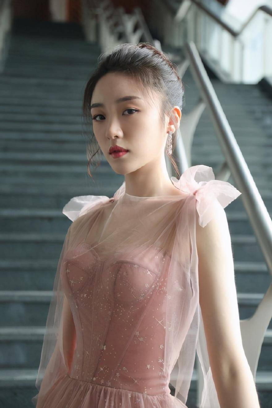 张月高跟鞋芭蕾大片释出!一袭粉色星钻轻纱裙效果灵动可爱|名门泽佳