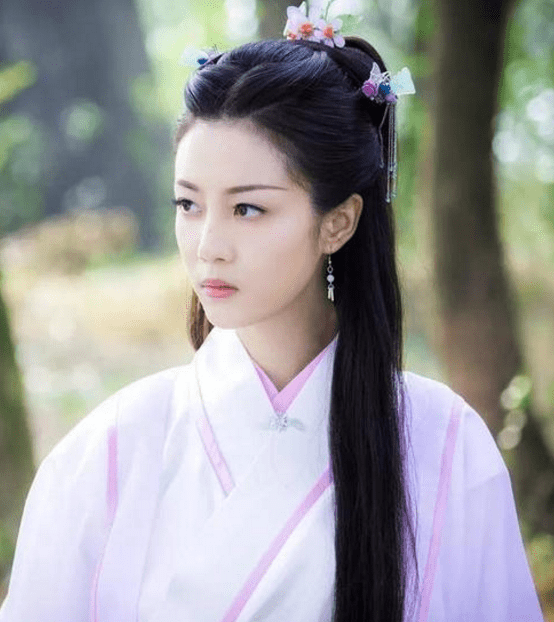 原创李溪芮起点不比热巴低,为何杨幂捧不红她?看她古装造型就明白了